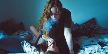 Tinder’da Eşleştiği İnsanlarla Sanki Uzun Süredir Birlikteymiş Gibi Fotoğraflar Çeken Kadın