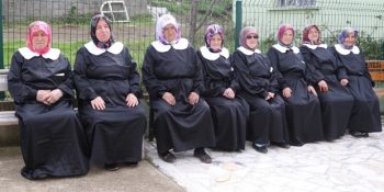 Öğrenmenin Yaşı Yoktur Diyerek 60 Yaşından Sonra Siyah Önlük Giyerek Okula Giden 8 Kadın