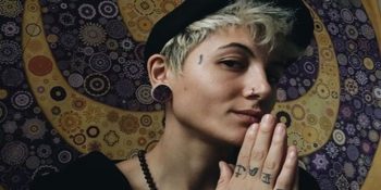 Cinsel Yönelimi Nedeniyle Avlu Dizisinden Kovulduğu İddia Edilen Oyuncu Nil Makaracı