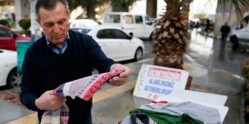 Üşüyen Bir Çocuktan Etkilenerek Giyilmeyen Kıyafetleri Toplayıp Tezgah Açan Ahmet Çakır