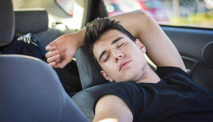Uykusuz araba kullanma arabada uyuma