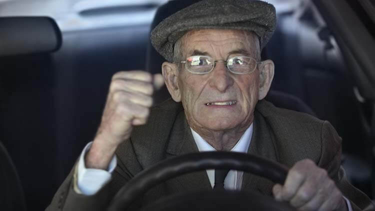 Uykusuz araba kullanma Yaşlı Sürücü
