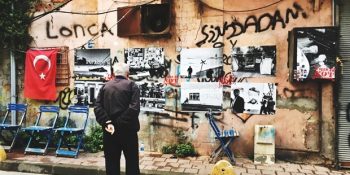 Çektiği Sokak Fotoğraflarını Ait Olduğu Yerde Asıl Sahipleri İçin Sergileyen Ecem Engin