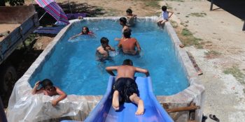 İmkansızlıklar Nedeniyle Tatile Gidemeyip Mahalleye Aqua Park Yapan Çocuklar