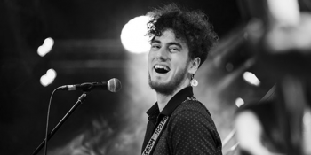 Parlayan Neslin Neşe Saçan İsmi; Evrencan Gündüz’ün Blues İle Başlayan Hikayesi