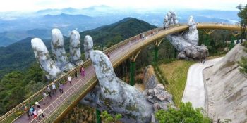 Fantastik Filmlerden Fırlamış Havası Veren Vietnam’daki Golden Bridge