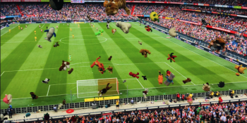 Tedavi Gören Çocukları Oyuncak Yağmuruna Tutan Hollandalı Taraftarlar