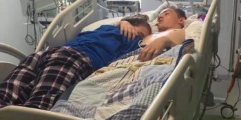 Yaşam Destek Ünitesinin Fişi Çekilmeden Sevgilisine Son Kez Sarılan Genç Kız