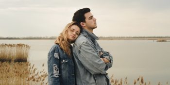 Atom Parçalamak Kadar Zor; Birinin Sizle Flört Ettiğini Anlayabileceğiniz 11 İşaret