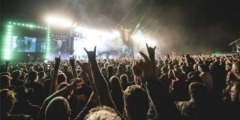 Eğlenmenin Yaşının Olmadığını Kanıtlayarak Huzurevinden Kaçıp Metal Festivaline Giden İkili