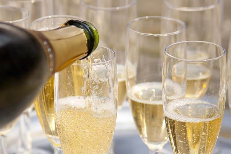 Şarap hakkında esneyebilen kurallar - Yemekte şampanya içemezsiniz