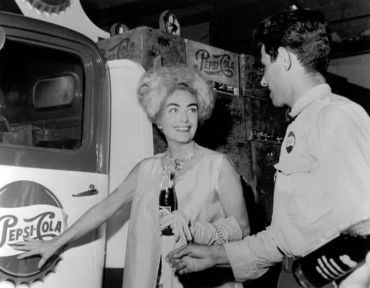 Pepsi hakkında ilginç bilgiler - Joan Crawford Pepsi yönetim kurulunda görev aldı