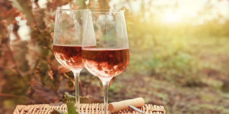 Şarap hakkında esneyebilen kurallar - Rose şarap sadece sıcak havada içilir