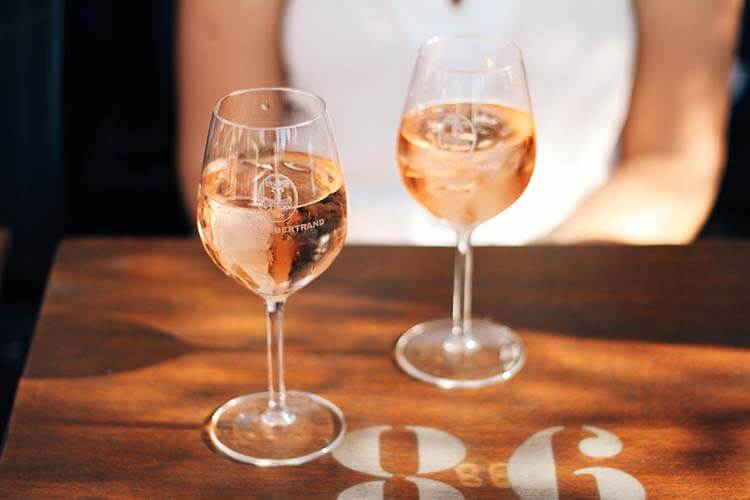 Şarap hakkında esneyebilen kurallar - Şaraba buz konmaz