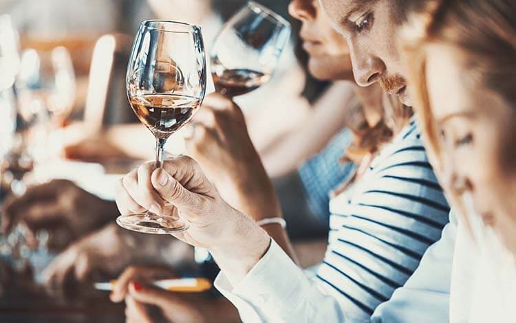 Şarap hakkında esneyebilen kurallar - Şarabın kalitesi hakkında konuşmak için uzman olmak gerek