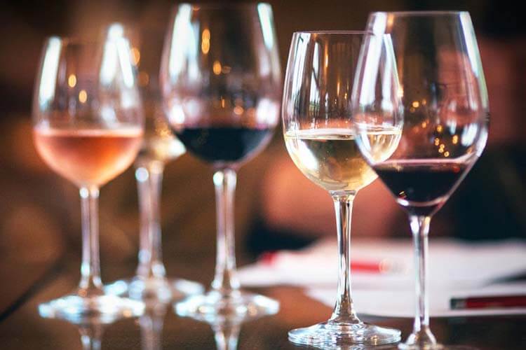 Şarap hakkında esneyebilen kurallar - Doğru bardağı kullanmalısınız