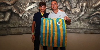 Poşetten Yaptığı Forma Ali Koç’un Makam Odasında Sergilenen Fenerbahçe Aşığı Genç Bayram Akman