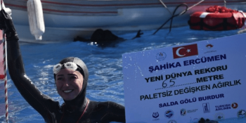 Salda Gölü’nde Cumhuriyet Bayramımızı Serbest Dalış Rekoruyla Kutlayan Şahika Ercümen