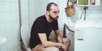 Erkeklerin Yıl Boyunca Tuvalette Sessiz Sakin 7 Saat Geçirdiğini Gösteren Araştırma