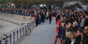 Normalde 1 Dakika Süren Saygı Duruşları 10 Kasım Anmalarında Neden 2 Dakika Sürüyor?