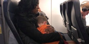 İki Çocuklu Annenin Uçaktaki Mücadelesi Nasıl Anne Dayanışmasına Dönüştü?