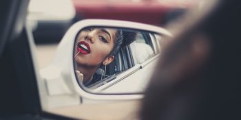 Kadınların Çantasında Bulunması Gereken 5 Güzellik Ürünü