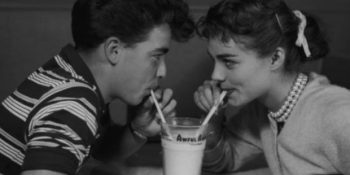 Zamanın Değiştiğini Ama Aşkın Aynı Kaldığını Gösteren 20 Eski Fotoğraf