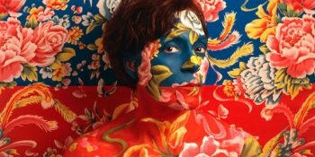 Kendi Vücudunu Arka Planlarla Harmanlayan Sanatçının 30 Fotoğrafı