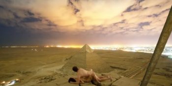 Mısır Piramitlerinin Tepesinde “Zirveye Tırmanan” Ateşli Çift