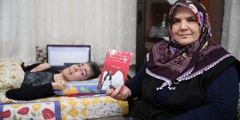 Sadece Tek Parmağını Kullanabilen Rukiye’nin Hepimize İlham Veren Hikayesi