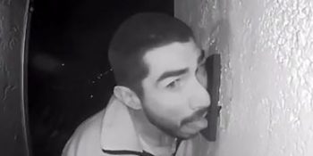 kapı zilini yalayan adam