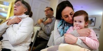 2 Yaşındaki Minik İçin Herkesin İşaret Dili Öğrendiği Kucaklanası Mahalle