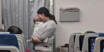 uçakta ağlayan bebek