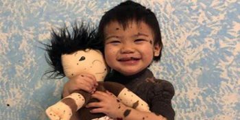 Küçük Sahiplerinin İyi Hissetmesi için Onların Birebir Kopyası Bebekler Yapan Kadın