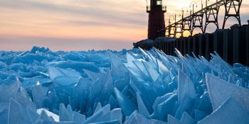 Michigan Gölü’nde Baharın Gelişiyle Milyonlarca Parçaya Bölünen Buz Kütlesi