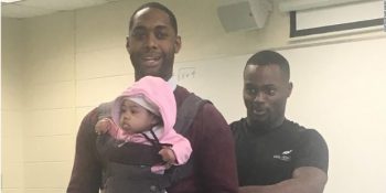 Derste Öğrencisinin Bebeğine Bakan Güzel Kalpli Profesör Nathan Alexander