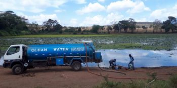 Vahşi Hayvanlar Susuzluktan Ölmesin Diye Her Hafta Tonlarca Su Taşıyan Adam