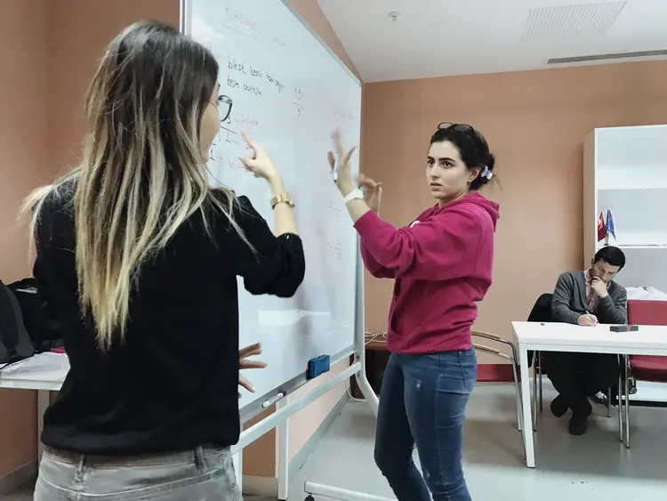 çiçeğin içinde uyuyan arılar
