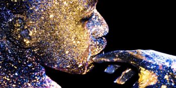 Fotoğrafçı Mikael Owunna ile Kosmos’un Atmosferine Bürünen Siyahi Bedenler