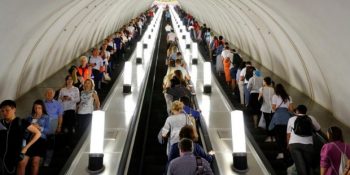 Yürüyen Merdivenlerde Yürümeli mi Ayakta mı Durmalı?