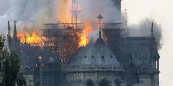 Fransa’nın Başkenti Paris’te Bulunan Notre Dame Katedrali’nde Yangın Çıktı