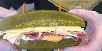 New Jersey’de Bir Restoran Sandviçlerde Ekmek Yerine Turşu Kullanıyor