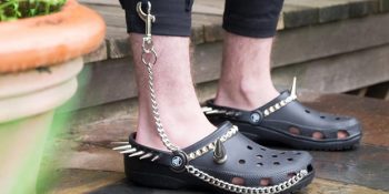Sivri Aksesuarlar ve Zincirler İle Karşınızda “Gotik Crocs”
