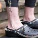 Sivri Aksesuarlar ve Zincirler İle Karşınızda “Gotik Crocs”