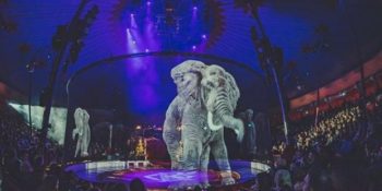 Sahne Gösterilerinde Holografik Hayvan Görüntüleri Kullanan Sirk