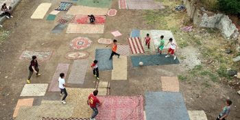 Eski Halı ve Kilimlerle Halı Saha Yapan Çocuklara Duygulandıran Sürpriz