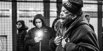 40 Yıl Metro İstasyonlarında Şarkı Söyleyip 56 Yaşında Ünlü Olan Mike Yung