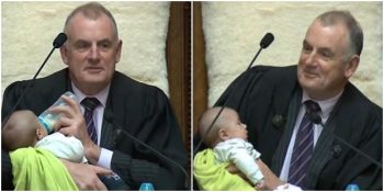Kürsüde Bebeğe Biberonla Süt Veren Yeni Zelanda Meclis Başkanı