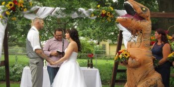 Kız Kardeşinin Düğününe T-Rex Kostümüyle Giden Şakacı Nedime