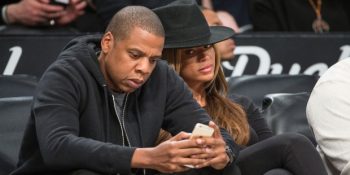 Partnerinizin Telefonunuzu Kontrol Etmesinin Ardındaki 8 Psikolojik Neden